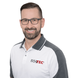 Porträt eines lächelnden ISOTEC Mitarbeiters mit Brille im Poloshirt